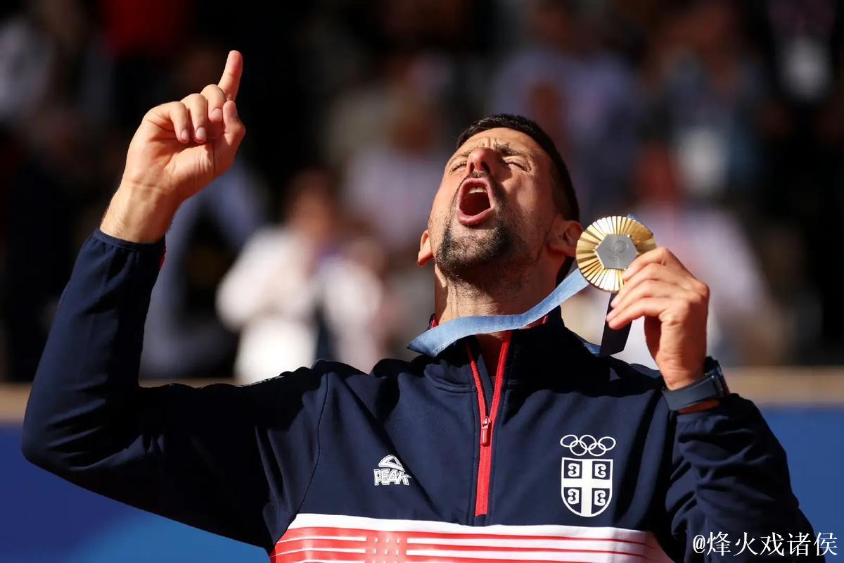 科尔维尔社媒晒高举奖杯照片:以最完美的方式为赛季收官 科尔维尔社媒晒高举奖杯照片:以最完美的方式为赛季收官