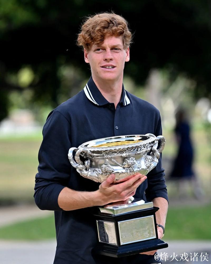 辛纳卫冕澳网男单冠军 再次享受澳网冠军胜利时刻 辛纳卫冕澳网男单冠军 再次享受澳网冠军胜利时刻